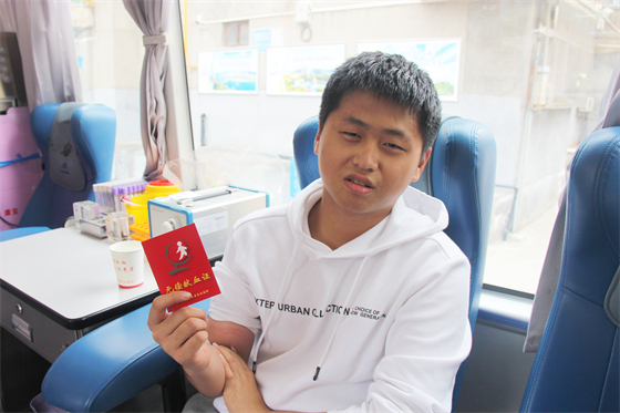 青春熱血匯聚點(diǎn)滴愛心 無(wú)私奉獻(xiàn)相約美麗校園