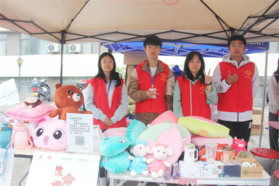 青春熱血匯聚點(diǎn)滴愛心 無(wú)私奉獻(xiàn)相約美麗校園