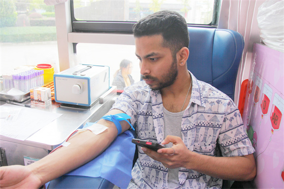 青春熱血匯聚點(diǎn)滴愛心 無(wú)私奉獻(xiàn)相約美麗校園