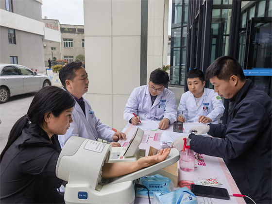 一“臂”之力，踐行醫(yī)者擔(dān)當(dāng)——安康市中心血站聯(lián)合漢濱區(qū)第三人民醫(yī)院開展無償獻(xiàn)血活動