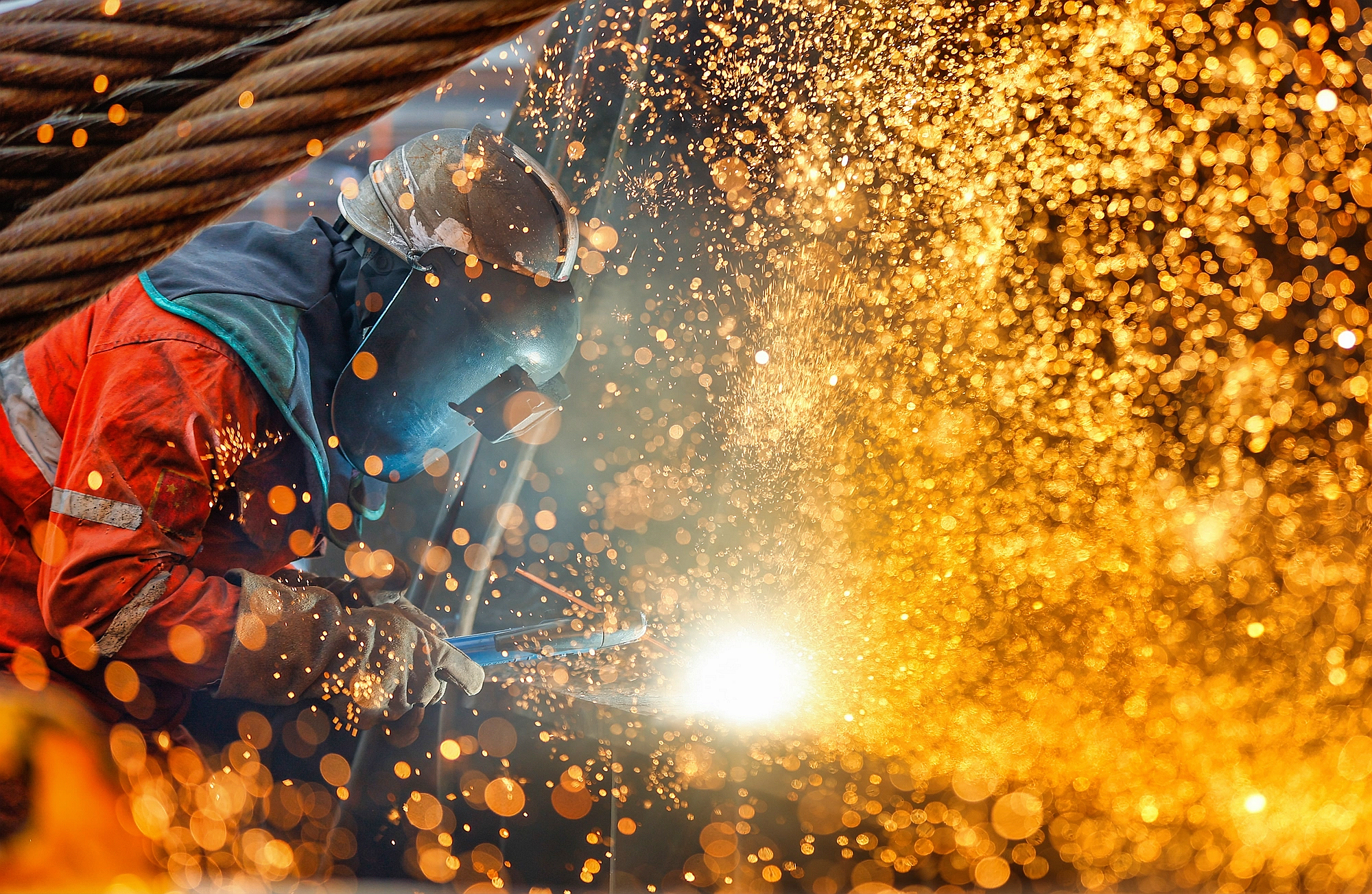 △ 2026年1月29日，在天津市濱海新區(qū)，海上油氣平臺建設(shè)工人進行現(xiàn)場施工。