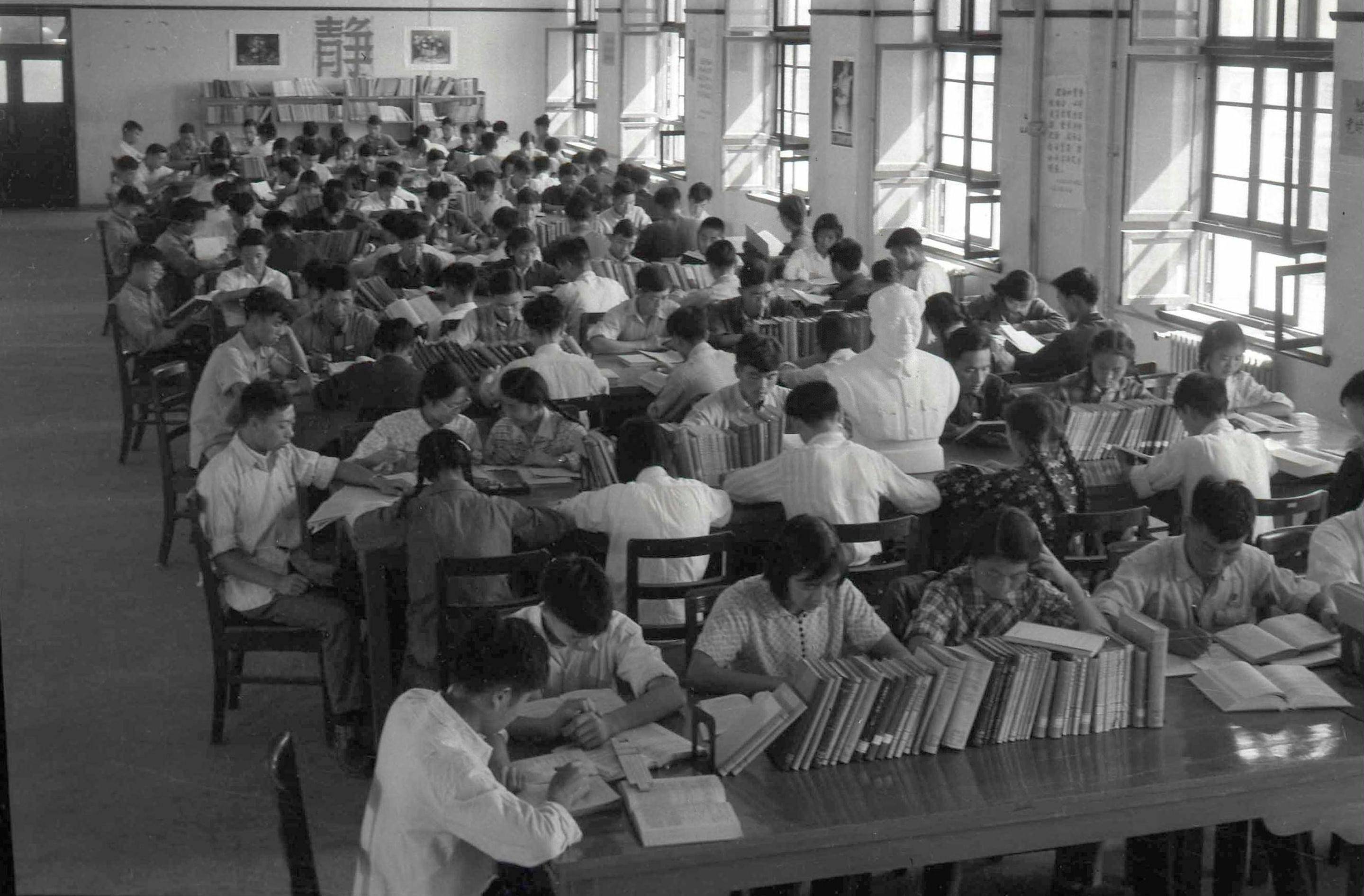 1959年，學(xué)生們在西遷后的交大校園圖書館閱覽室內(nèi)學(xué)習(xí)（資料照片）。