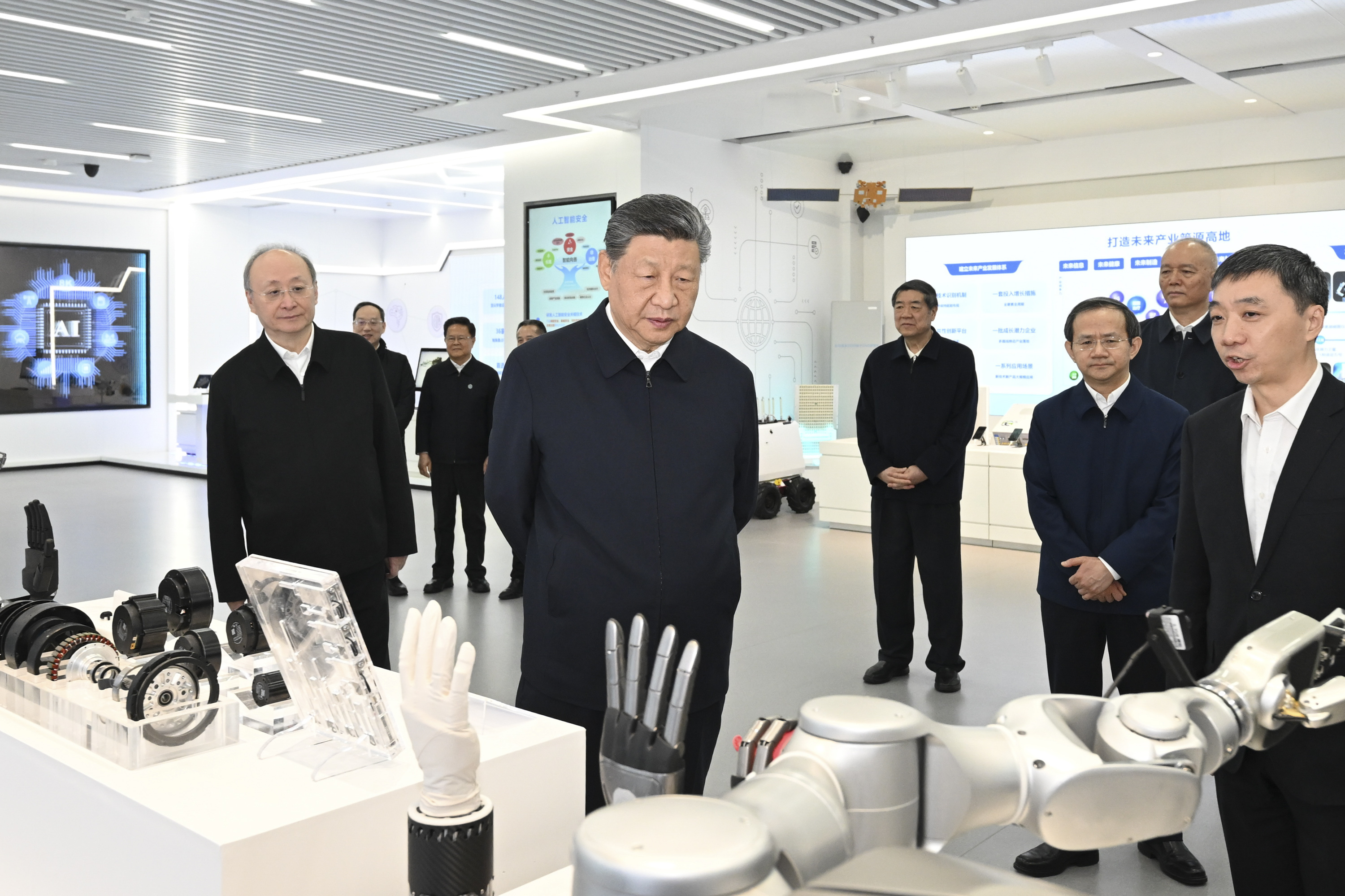 △ 2026年2月9日，習近平總書記在位于北京亦莊的國家信創(chuàng)園考察。